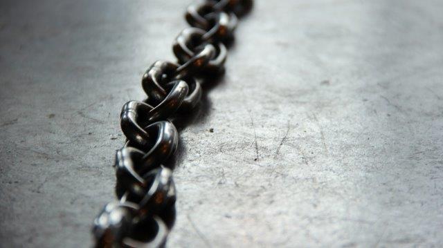 3 Things to Consider When Looking for a SMS API chain-690088_1920